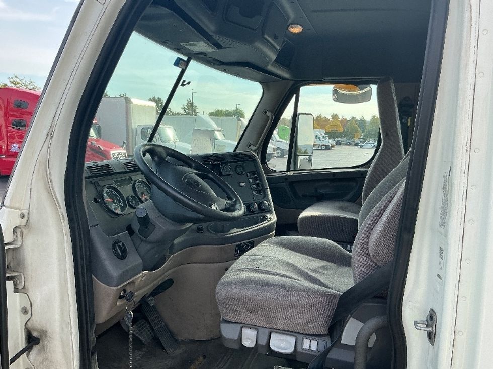 Day Cab Tractor-Heavy Duty Tractors-Freightliner-2018-Cascadia 11364ST-Sturtevant-WI-423,588\n\t\tmiles-$ 38,500 - Image 10