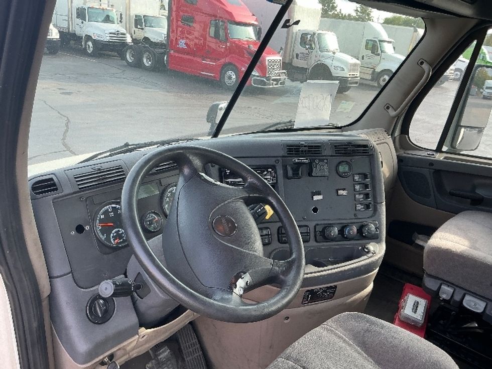 Day Cab Tractor-Heavy Duty Tractors-Freightliner-2018-Cascadia 11364ST-Sturtevant-WI-423,588\n\t\tmiles-$ 38,500 - Image 11