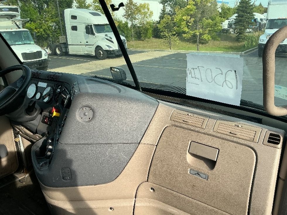 Day Cab Tractor-Heavy Duty Tractors-Freightliner-2018-Cascadia 11364ST-Sturtevant-WI-423,588\n\t\tmiles-$ 38,500 - Image 13