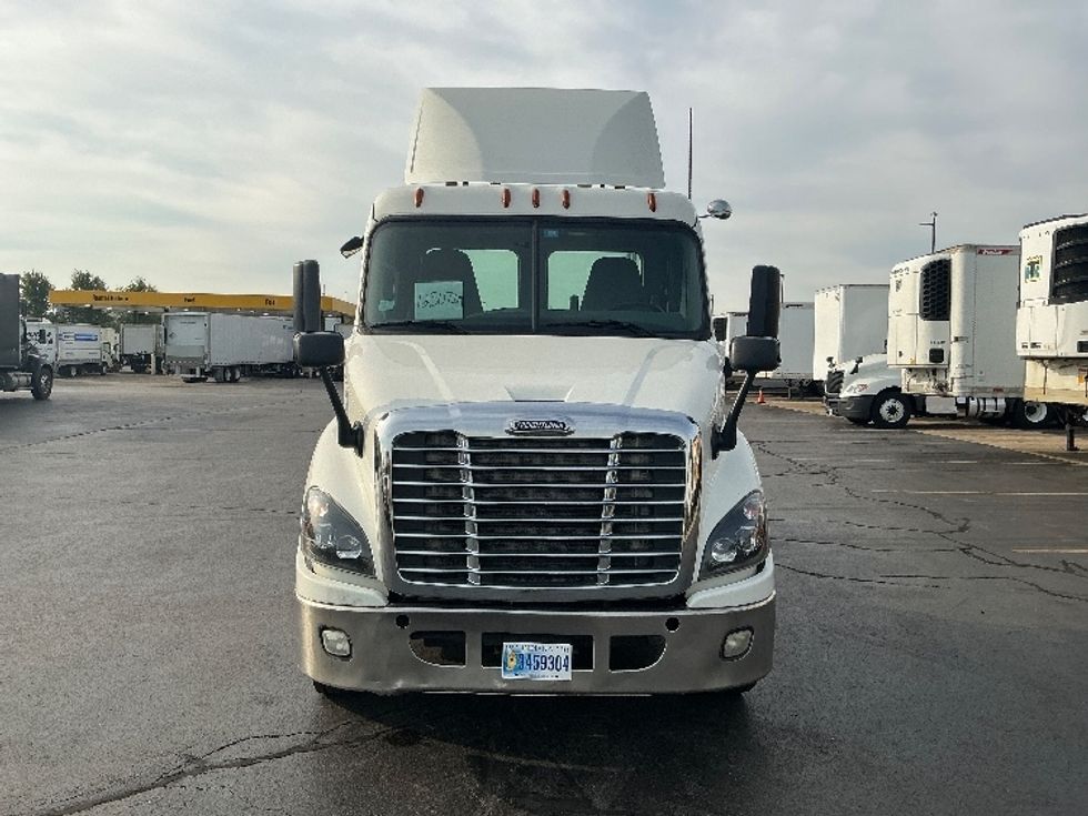 Day Cab Tractor-Heavy Duty Tractors-Freightliner-2018-Cascadia 11364ST-Sturtevant-WI-423,588\n\t\tmiles-$ 38,500 - Image 2