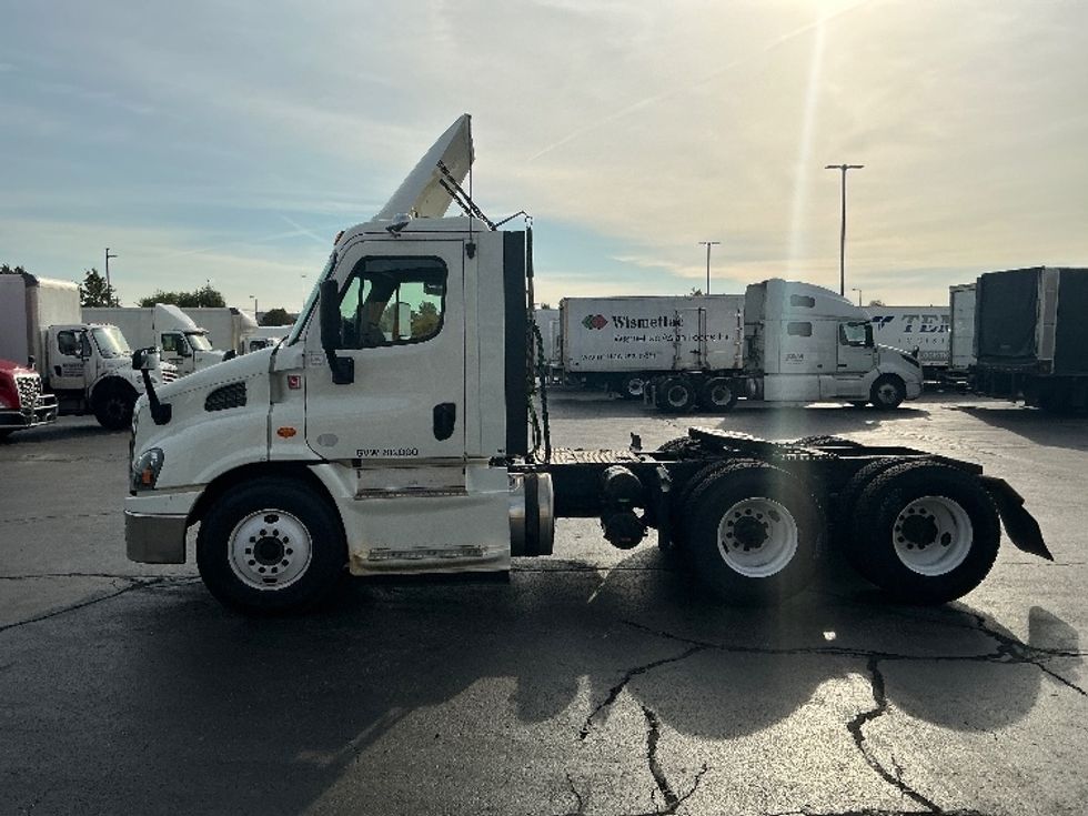 Day Cab Tractor-Heavy Duty Tractors-Freightliner-2018-Cascadia 11364ST-Sturtevant-WI-423,588\n\t\tmiles-$ 38,500 - Image 4