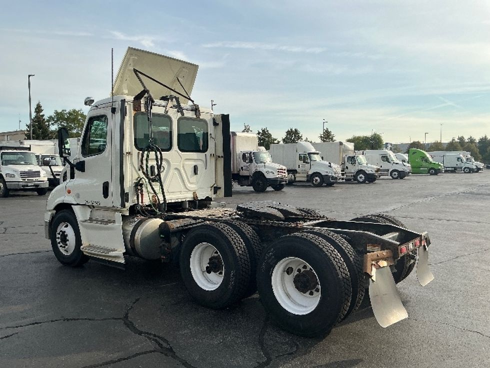 Day Cab Tractor-Heavy Duty Tractors-Freightliner-2018-Cascadia 11364ST-Sturtevant-WI-423,588\n\t\tmiles-$ 38,500 - Image 5