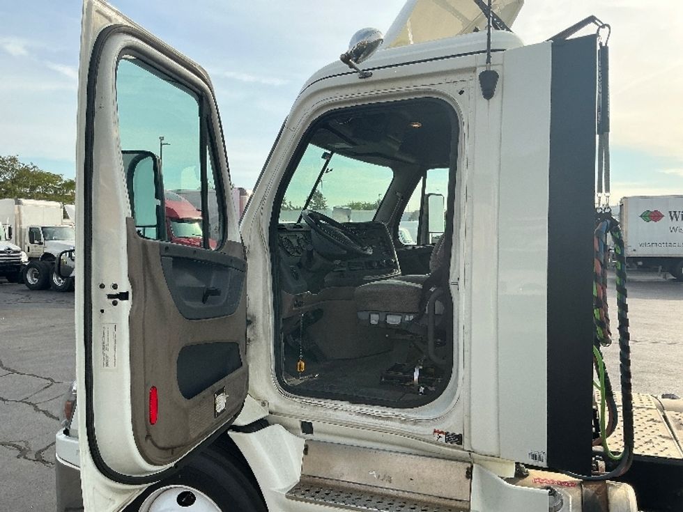 Day Cab Tractor-Heavy Duty Tractors-Freightliner-2018-Cascadia 11364ST-Sturtevant-WI-423,588\n\t\tmiles-$ 38,500 - Image 9