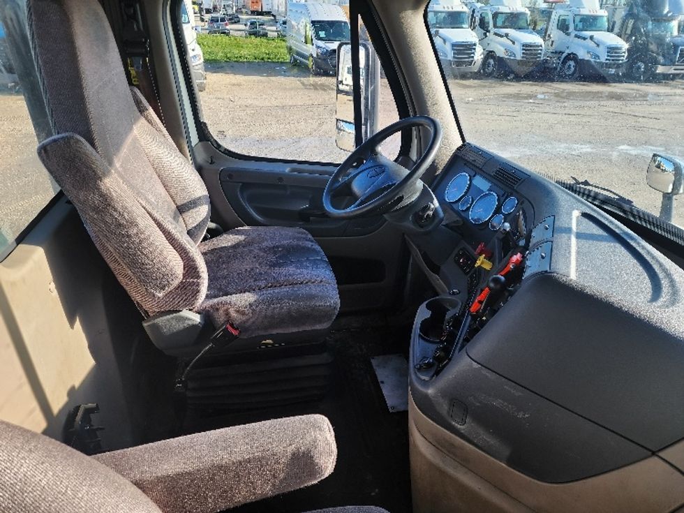 Day Cab Tractor-Heavy Duty Tractors-Freightliner-2018-Cascadia 11364ST-Sturtevant-WI-540,312\n\t\tmiles-$ 30,000 - Image 14