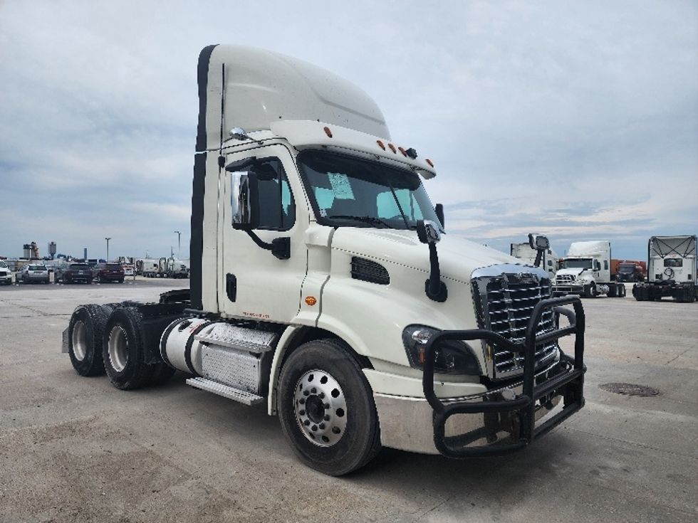 Day Cab Tractor-Heavy Duty Tractors-Freightliner-2018-Cascadia 11364ST-Sturtevant-WI-544,648\n\t\tmiles-$ 29,750 - Image 1