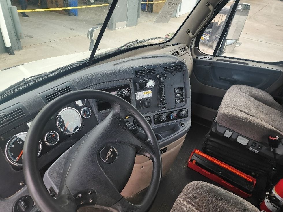 Day Cab Tractor-Heavy Duty Tractors-Freightliner-2018-Cascadia 11364ST-Sturtevant-WI-544,648\n\t\tmiles-$ 29,750 - Image 10