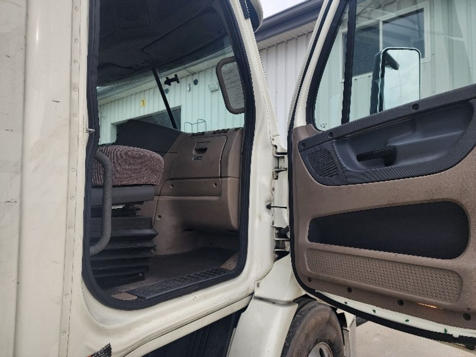 Day Cab Tractor-Heavy Duty Tractors-Freightliner-2018-Cascadia 11364ST-Sturtevant-WI-544,648\n\t\tmiles-$ 29,750 - Image 12