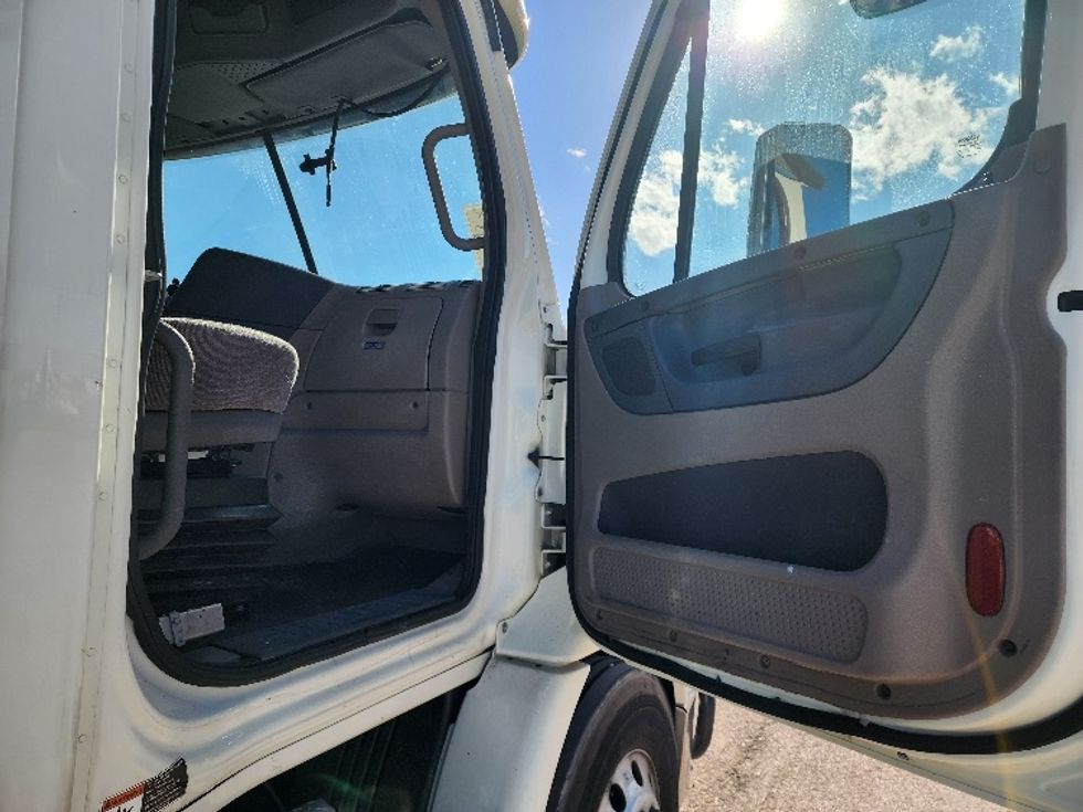 Day Cab Tractor-Heavy Duty Tractors-Freightliner-2018-Cascadia 11364ST-Sturtevant-WI-552,293\n\t\tmiles-$ 29,000 - Image 11