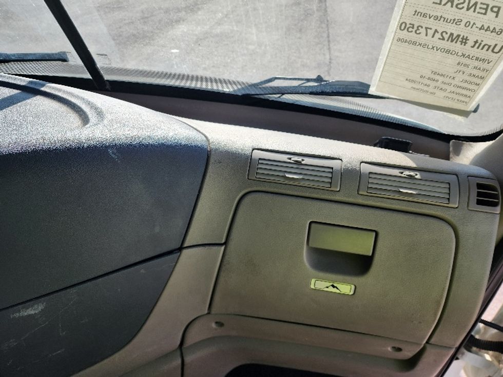 Day Cab Tractor-Heavy Duty Tractors-Freightliner-2018-Cascadia 11364ST-Sturtevant-WI-552,293\n\t\tmiles-$ 29,000 - Image 12