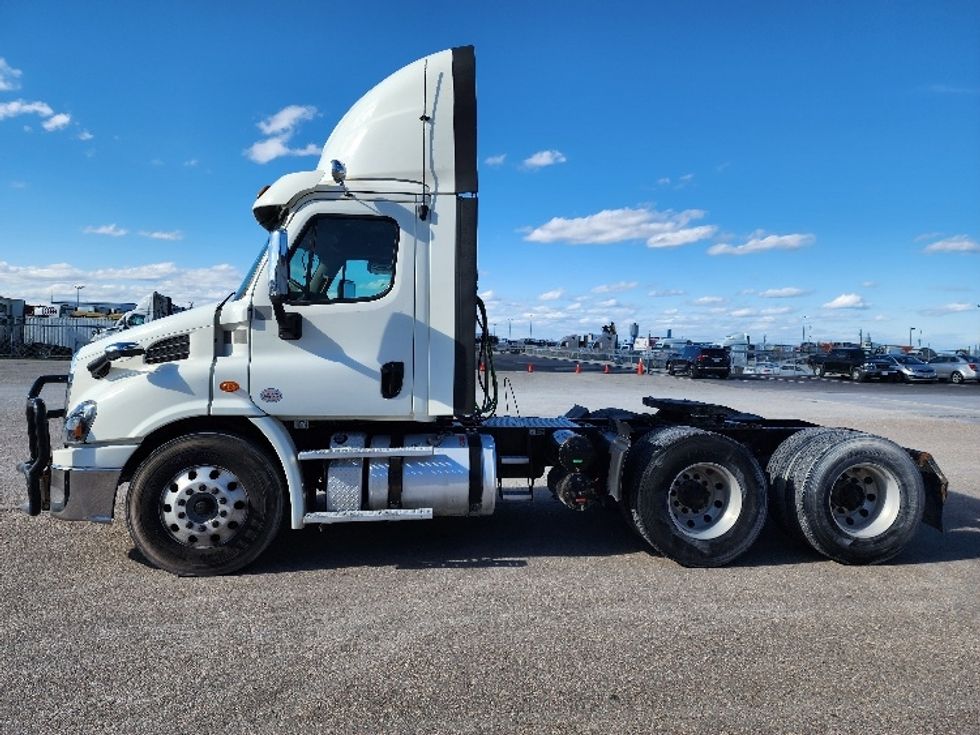 Day Cab Tractor-Heavy Duty Tractors-Freightliner-2018-Cascadia 11364ST-Sturtevant-WI-552,293\n\t\tmiles-$ 29,000 - Image 4