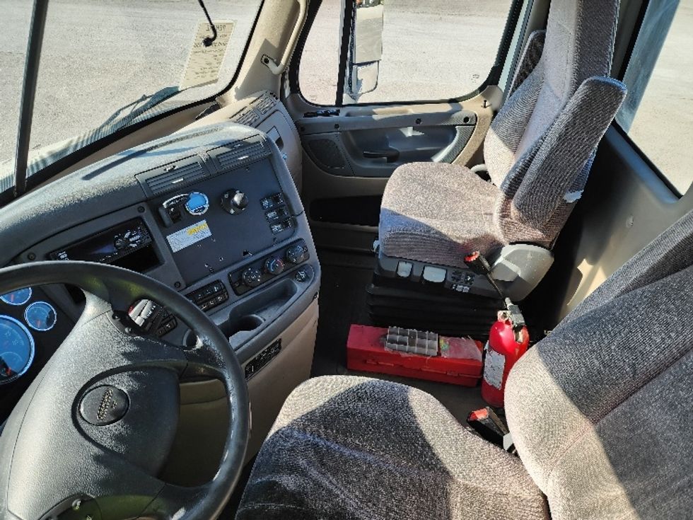 Day Cab Tractor-Heavy Duty Tractors-Freightliner-2018-Cascadia 11364ST-Sturtevant-WI-552,293\n\t\tmiles-$ 29,000 - Image 9