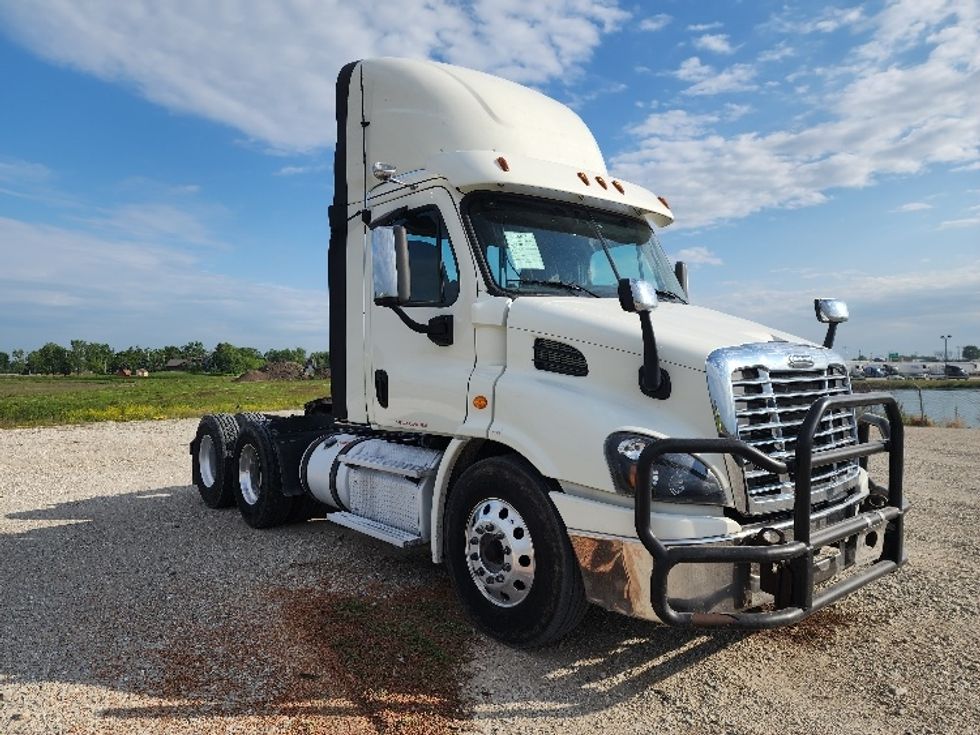 Day Cab Tractor-Heavy Duty Tractors-Freightliner-2018-Cascadia 11364ST-Sturtevant-WI-563,802\n\t\tmiles-$ 31,000 - Image 1