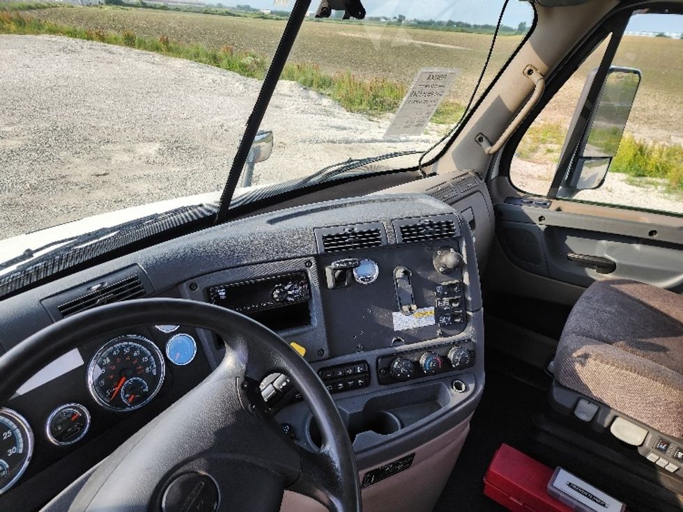 Day Cab Tractor-Heavy Duty Tractors-Freightliner-2018-Cascadia 11364ST-Sturtevant-WI-563,802\n\t\tmiles-$ 31,000 - Image 10