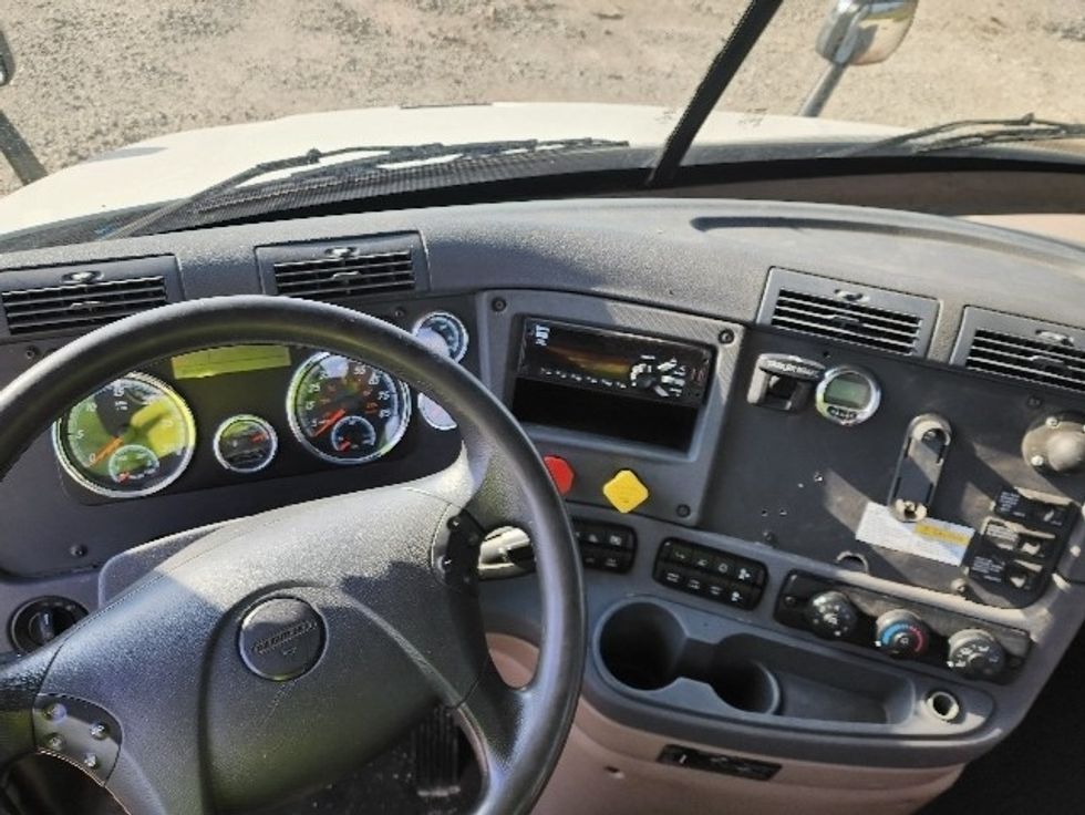 Day Cab Tractor-Heavy Duty Tractors-Freightliner-2018-Cascadia 11364ST-Sturtevant-WI-563,802\n\t\tmiles-$ 31,000 - Image 11