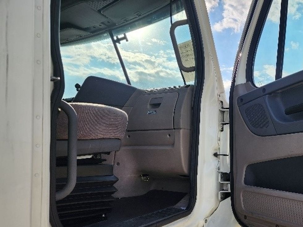 Day Cab Tractor-Heavy Duty Tractors-Freightliner-2018-Cascadia 11364ST-Sturtevant-WI-563,802\n\t\tmiles-$ 31,000 - Image 12