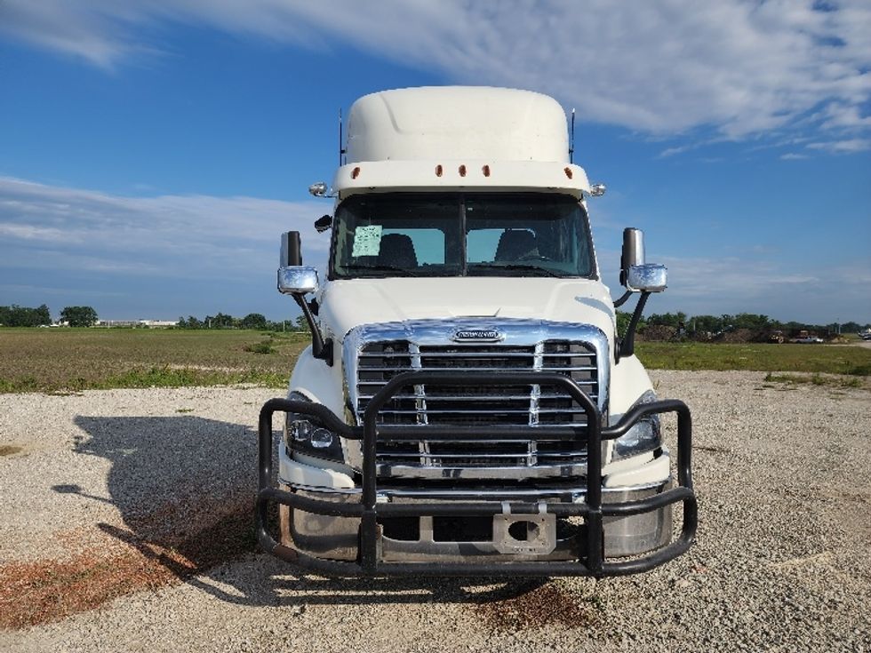 Day Cab Tractor-Heavy Duty Tractors-Freightliner-2018-Cascadia 11364ST-Sturtevant-WI-563,802\n\t\tmiles-$ 31,000 - Image 2