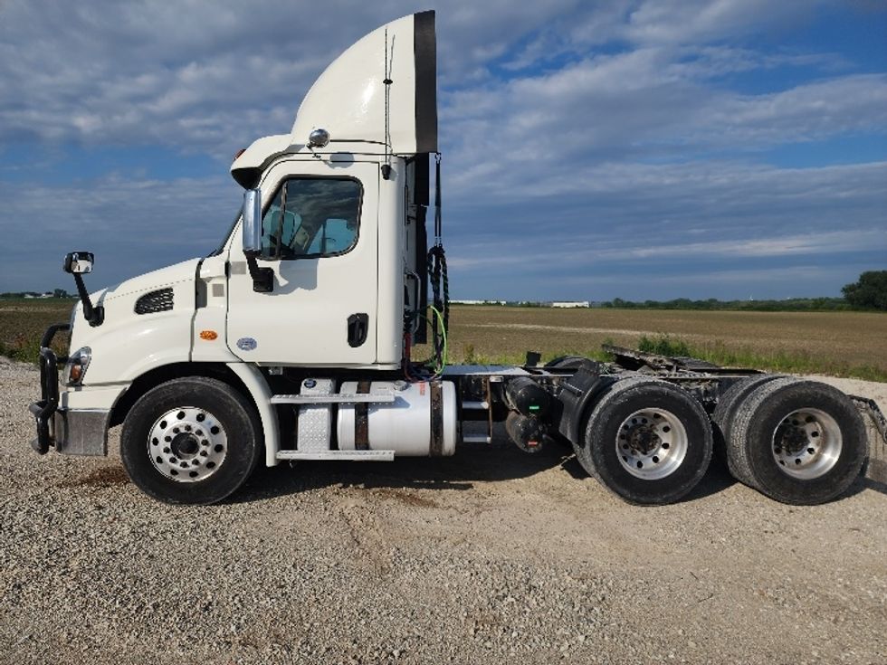 Day Cab Tractor-Heavy Duty Tractors-Freightliner-2018-Cascadia 11364ST-Sturtevant-WI-563,802\n\t\tmiles-$ 31,000 - Image 4