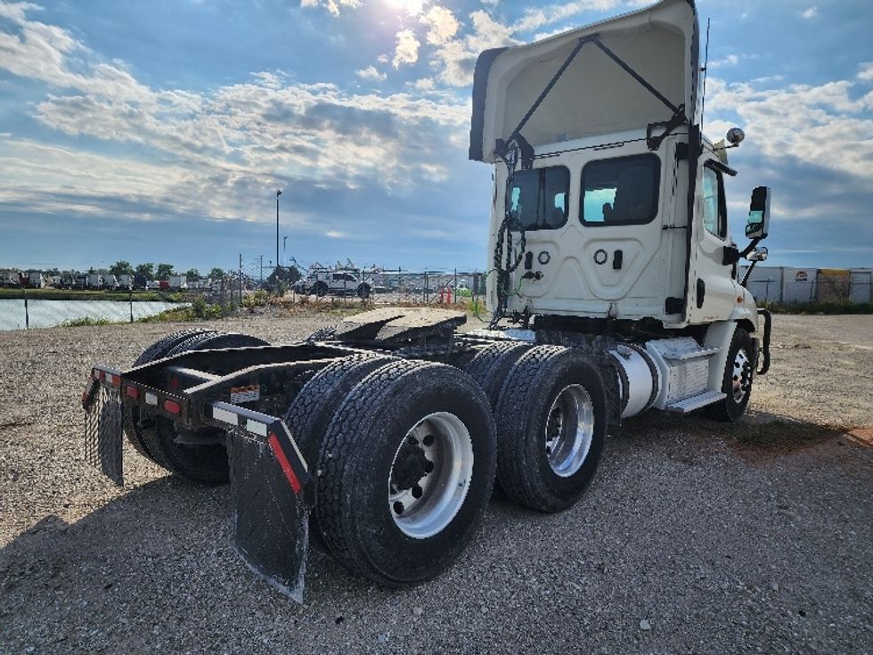 Day Cab Tractor-Heavy Duty Tractors-Freightliner-2018-Cascadia 11364ST-Sturtevant-WI-563,802\n\t\tmiles-$ 31,000 - Image 7
