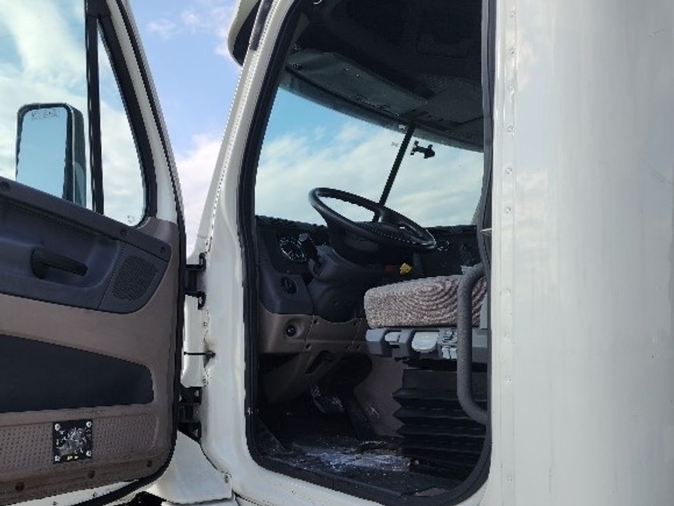 Day Cab Tractor-Heavy Duty Tractors-Freightliner-2018-Cascadia 11364ST-Sturtevant-WI-563,802\n\t\tmiles-$ 31,000 - Image 9