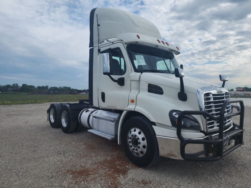 Day Cab Tractor-Heavy Duty Tractors-Freightliner-2018-Cascadia 11364ST-Sturtevant-WI-567,250\n\t\tmiles-$ 30,250 - Image 1
