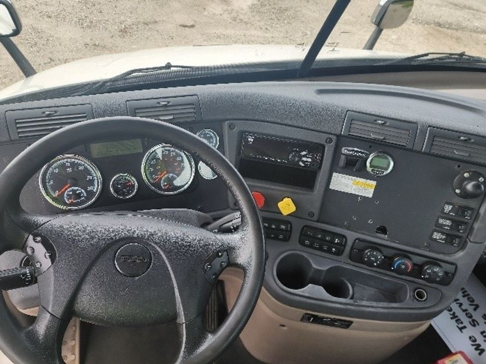 Day Cab Tractor-Heavy Duty Tractors-Freightliner-2018-Cascadia 11364ST-Sturtevant-WI-567,250\n\t\tmiles-$ 30,250 - Image 11