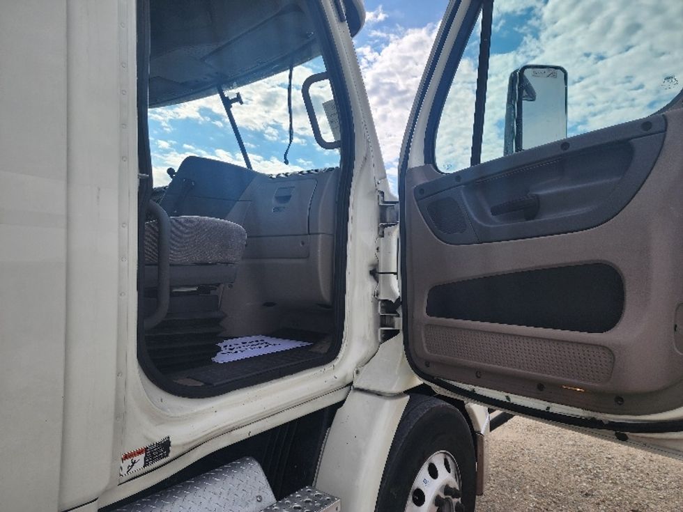 Day Cab Tractor-Heavy Duty Tractors-Freightliner-2018-Cascadia 11364ST-Sturtevant-WI-567,250\n\t\tmiles-$ 30,250 - Image 12