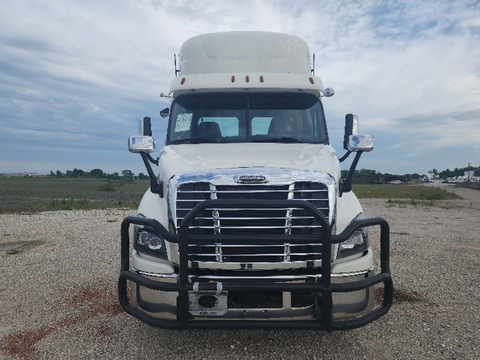 Day Cab Tractor-Heavy Duty Tractors-Freightliner-2018-Cascadia 11364ST-Sturtevant-WI-567,250\n\t\tmiles-$ 30,250 - Image 2