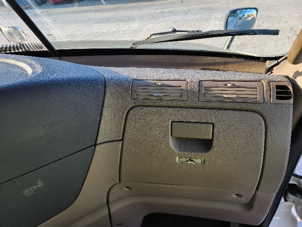 Day Cab Tractor-Heavy Duty Tractors-Freightliner-2018-Cascadia 11364ST-Sturtevant-WI-567,460\n\t\tmiles-$ 27,750 - Image 13