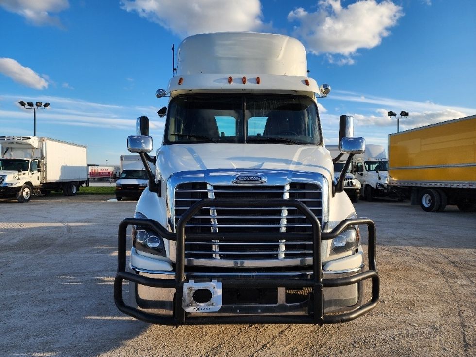 2018 Freightliner Cascadia 113" sleeper cab photo 2