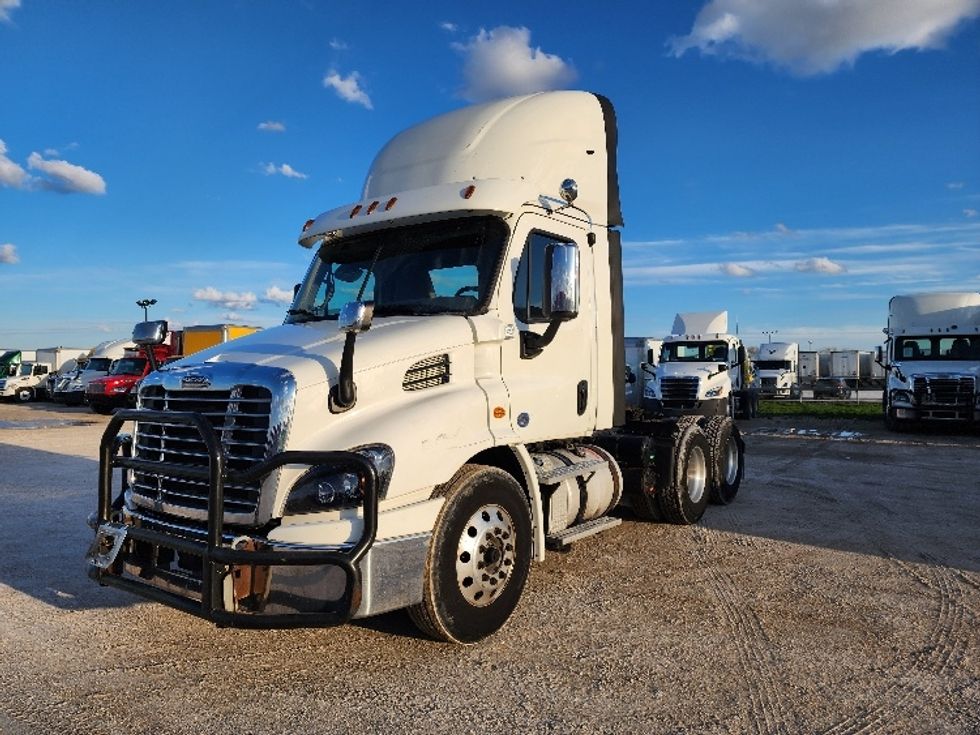 2018 Freightliner Cascadia 113" sleeper cab photo 3