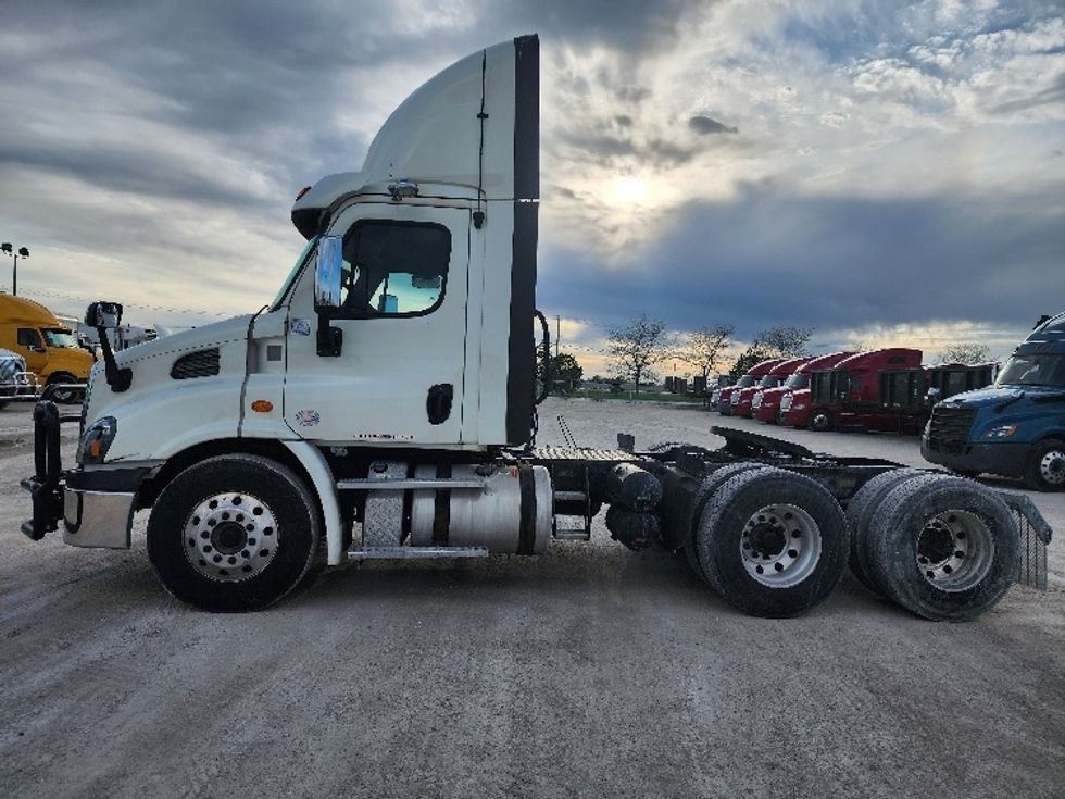 2018 Freightliner Cascadia 113" sleeper cab photo 4