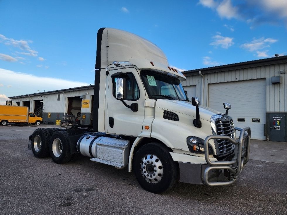 Day Cab Tractor-Heavy Duty Tractors-Freightliner-2018-Cascadia 11364ST-Sturtevant-WI-568,823\n\t\tmiles-$ 27,750 - Image 1