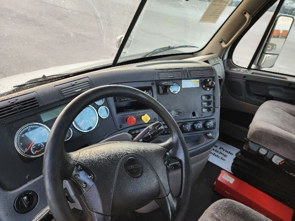 Day Cab Tractor-Heavy Duty Tractors-Freightliner-2018-Cascadia 11364ST-Sturtevant-WI-568,823\n\t\tmiles-$ 27,750 - Image 10