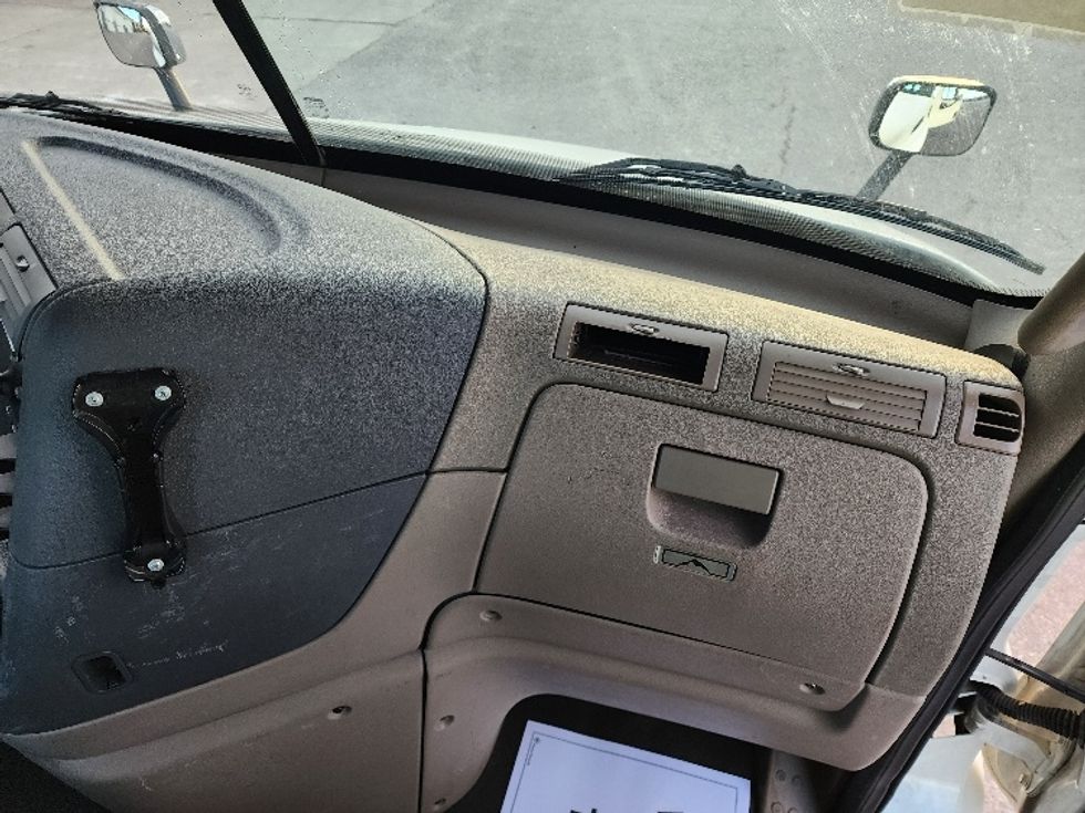 Day Cab Tractor-Heavy Duty Tractors-Freightliner-2018-Cascadia 11364ST-Sturtevant-WI-568,823\n\t\tmiles-$ 27,750 - Image 13