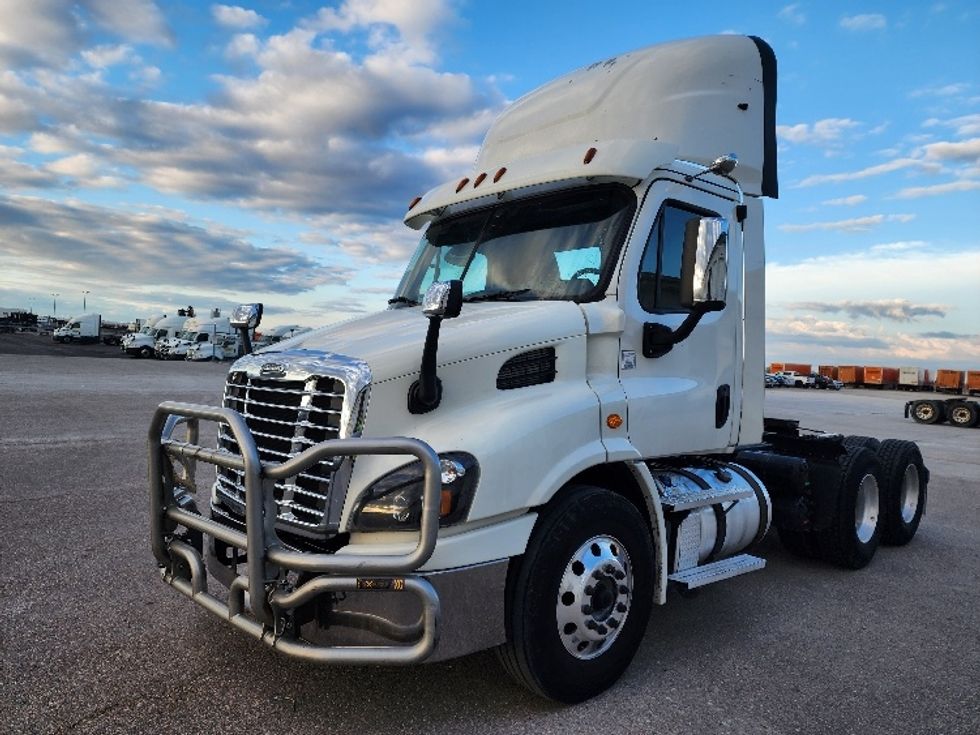 Day Cab Tractor-Heavy Duty Tractors-Freightliner-2018-Cascadia 11364ST-Sturtevant-WI-568,823\n\t\tmiles-$ 27,750 - Image 3