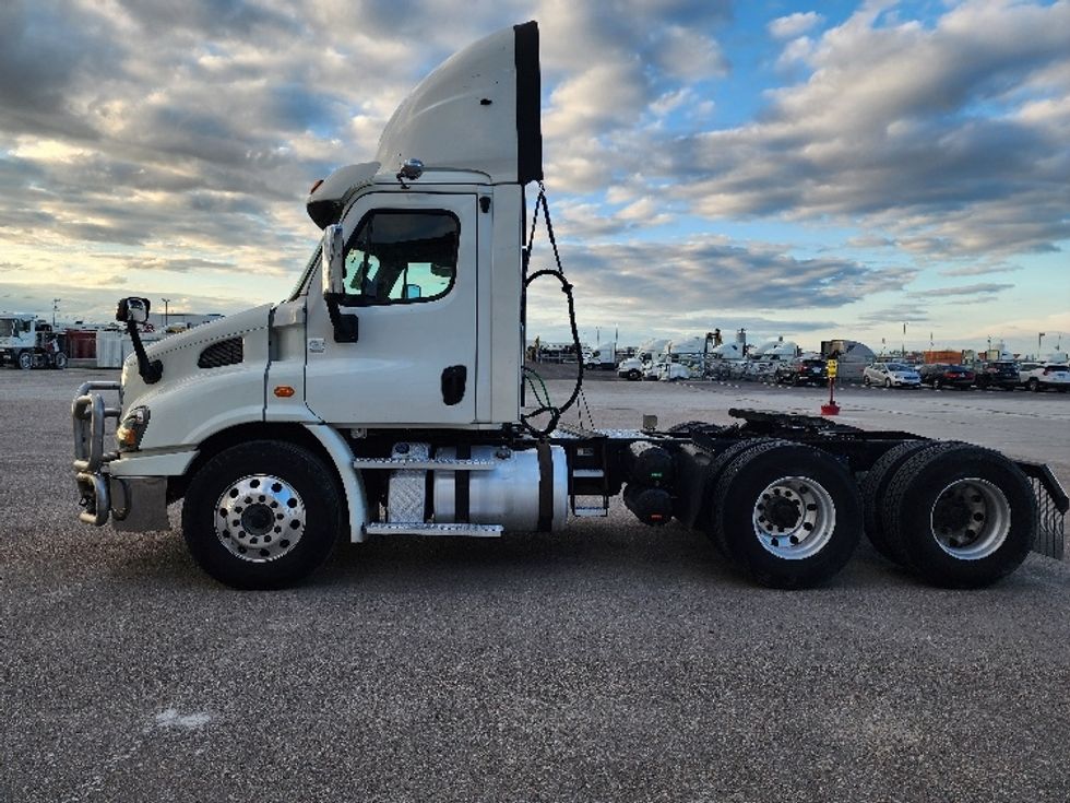 Day Cab Tractor-Heavy Duty Tractors-Freightliner-2018-Cascadia 11364ST-Sturtevant-WI-568,823\n\t\tmiles-$ 27,750 - Image 4