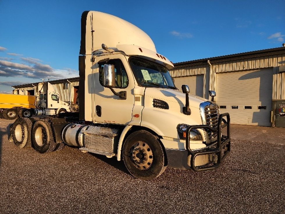 Day Cab Tractor-Heavy Duty Tractors-Freightliner-2018-Cascadia 11364ST-Sturtevant-WI-574,875\n\t\tmiles-$ 27,250 - Image 1