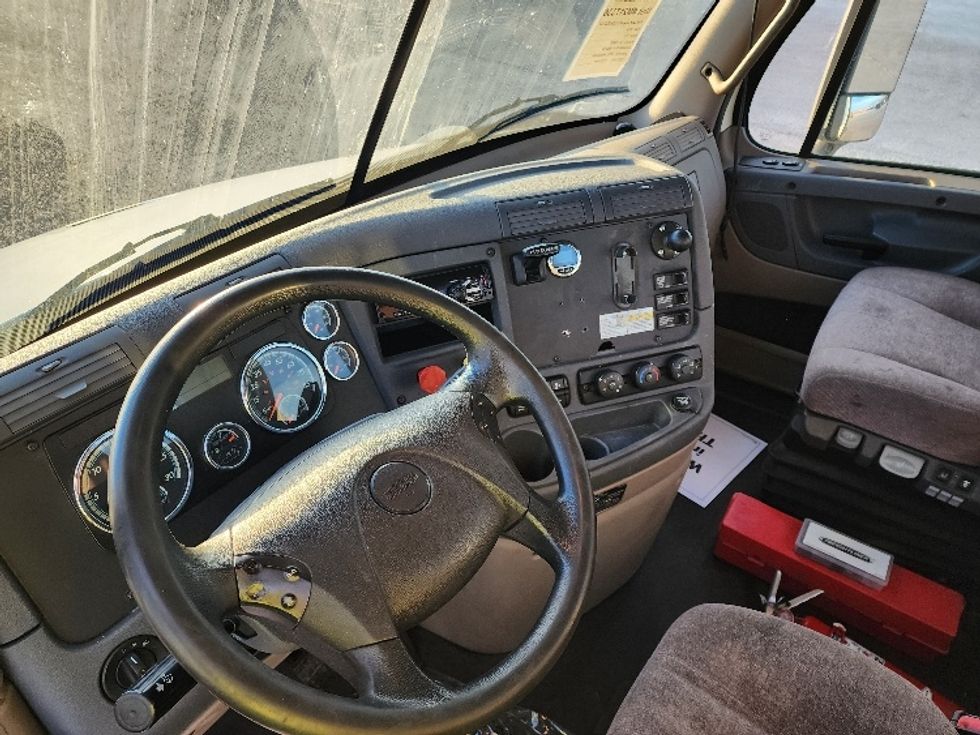 Day Cab Tractor-Heavy Duty Tractors-Freightliner-2018-Cascadia 11364ST-Sturtevant-WI-574,875\n\t\tmiles-$ 27,250 - Image 10