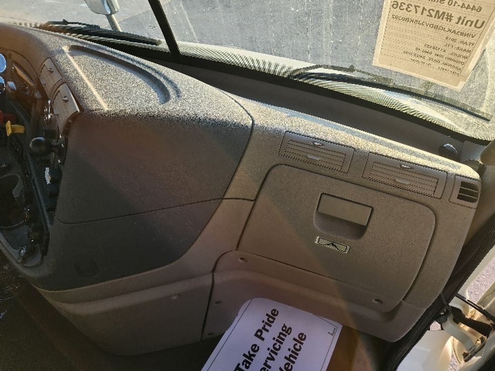 Day Cab Tractor-Heavy Duty Tractors-Freightliner-2018-Cascadia 11364ST-Sturtevant-WI-574,875\n\t\tmiles-$ 27,250 - Image 13