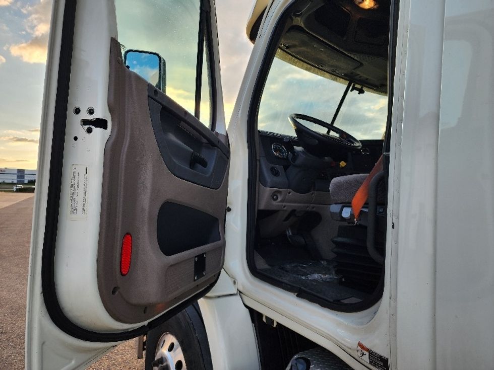 Day Cab Tractor-Heavy Duty Tractors-Freightliner-2018-Cascadia 11364ST-Sturtevant-WI-574,875\n\t\tmiles-$ 27,250 - Image 9