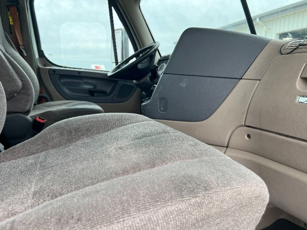 Day Cab Tractor-Heavy Duty Tractors-Freightliner-2018-Cascadia 11364ST-Sturtevant-WI-578,034\n\t\tmiles-$ 30,000 - Image 14