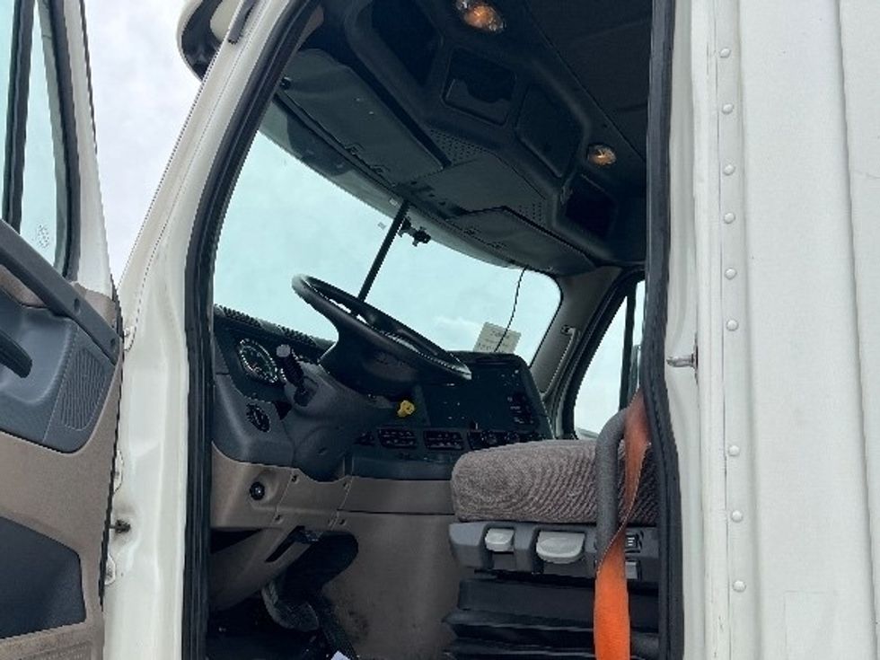 Day Cab Tractor-Heavy Duty Tractors-Freightliner-2018-Cascadia 11364ST-Sturtevant-WI-578,034\n\t\tmiles-$ 30,000 - Image 9