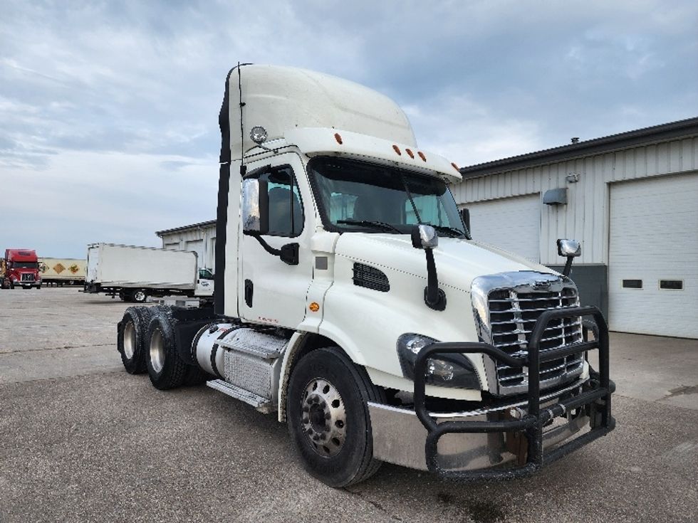 Day Cab Tractor-Heavy Duty Tractors-Freightliner-2018-Cascadia 11364ST-Sturtevant-WI-584,367\n\t\tmiles-$ 26,250 - Image 1