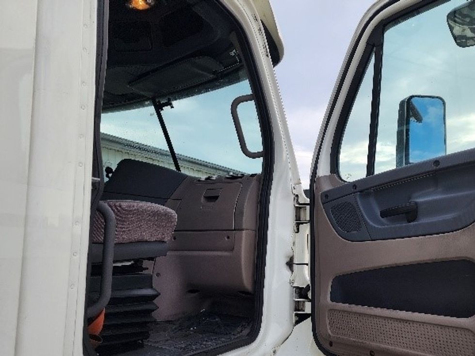 Day Cab Tractor-Heavy Duty Tractors-Freightliner-2018-Cascadia 11364ST-Sturtevant-WI-584,367\n\t\tmiles-$ 26,250 - Image 12