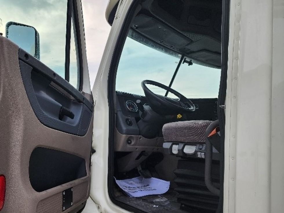 Day Cab Tractor-Heavy Duty Tractors-Freightliner-2018-Cascadia 11364ST-Sturtevant-WI-584,367\n\t\tmiles-$ 26,250 - Image 9