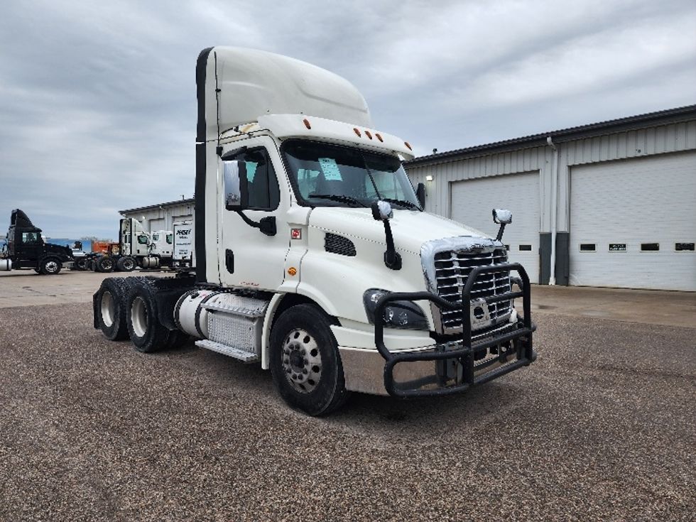 Day Cab Tractor-Heavy Duty Tractors-Freightliner-2018-Cascadia 11364ST-Sturtevant-WI-585,472\n\t\tmiles-$ 26,250 - Image 1
