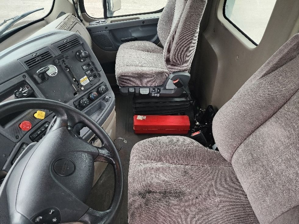 Day Cab Tractor-Heavy Duty Tractors-Freightliner-2018-Cascadia 11364ST-Sturtevant-WI-585,472\n\t\tmiles-$ 26,250 - Image 10