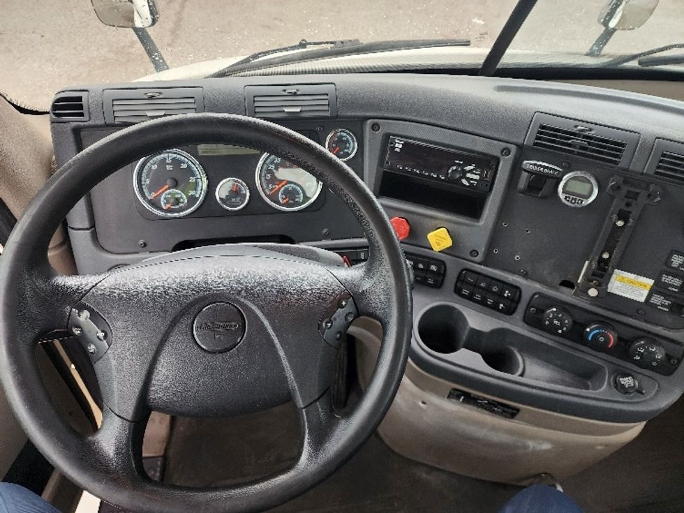 Day Cab Tractor-Heavy Duty Tractors-Freightliner-2018-Cascadia 11364ST-Sturtevant-WI-585,472\n\t\tmiles-$ 26,250 - Image 11