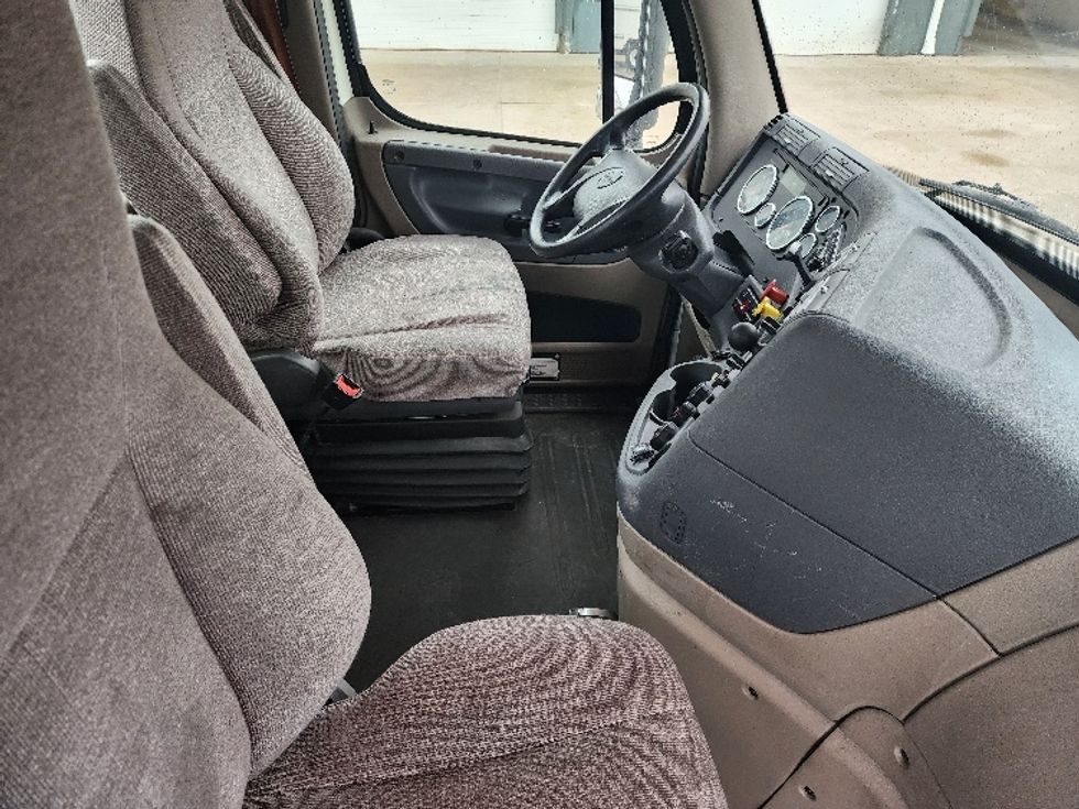 Day Cab Tractor-Heavy Duty Tractors-Freightliner-2018-Cascadia 11364ST-Sturtevant-WI-585,472\n\t\tmiles-$ 26,250 - Image 14