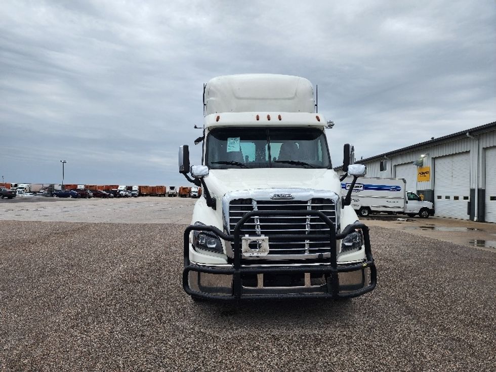Day Cab Tractor-Heavy Duty Tractors-Freightliner-2018-Cascadia 11364ST-Sturtevant-WI-585,472\n\t\tmiles-$ 26,250 - Image 2